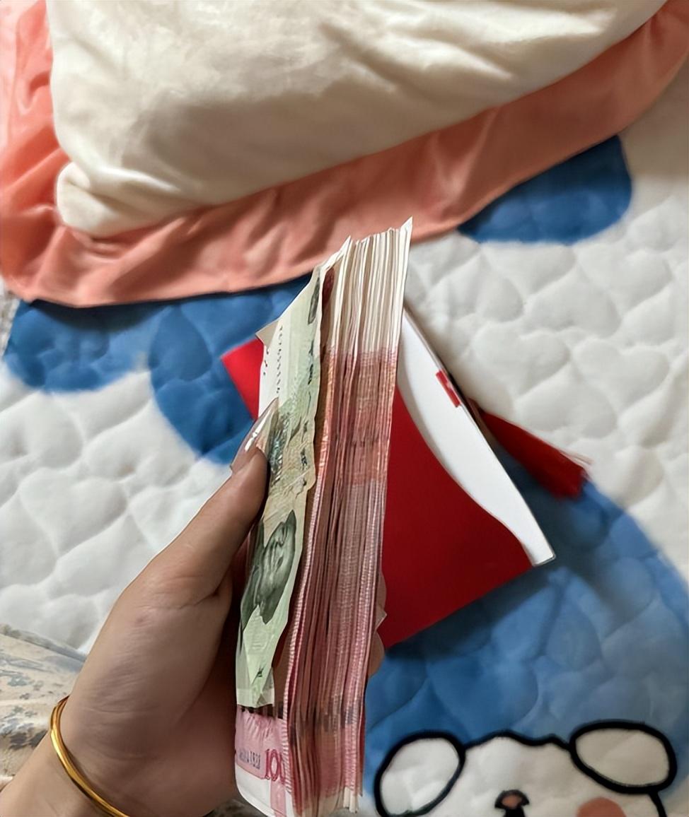 女生在監控中發現媽媽偷數自己紅包