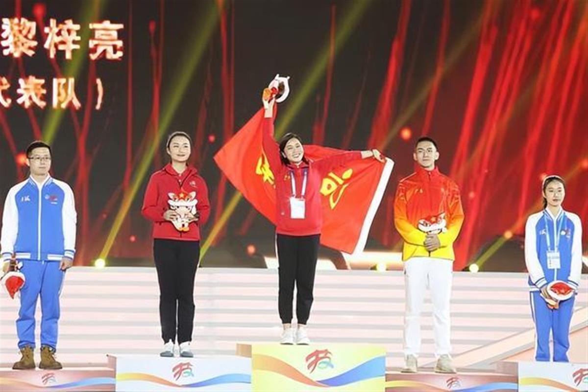 00后女孩每天端盤子上千次成冠軍