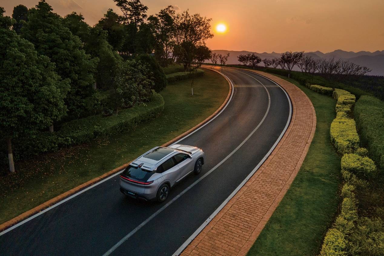 續航界的黑馬!風神L7一騎絕塵,2054km不是夢!