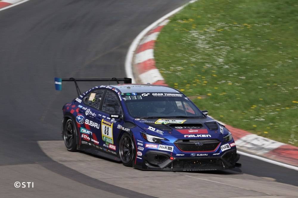 賽車(chē)在路上行駛

描述已自動(dòng)生成