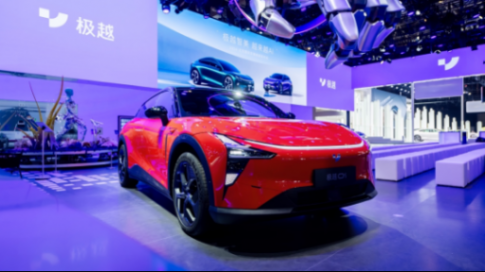 “最美7系”極越07首秀 極越汽車機器人全新陣容亮相北京車展