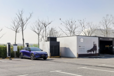 “最美7系”極越07首秀 極越汽車機器人全新陣容亮相北京車展