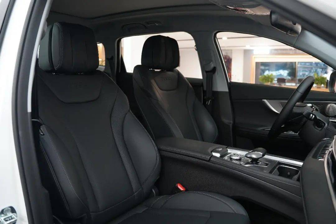 13萬級別,能買七座何必五座?奇瑞瑞虎8 PLUS冠軍版到店實拍