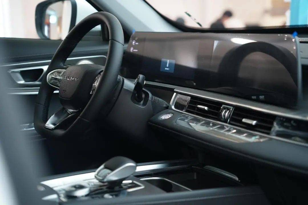 13萬級別,能買七座何必五座?奇瑞瑞虎8 PLUS冠軍版到店實拍