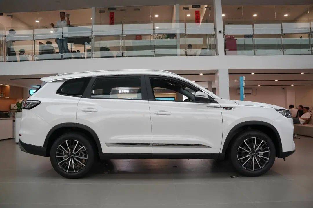 13萬級別,能買七座何必五座?奇瑞瑞虎8 PLUS冠軍版到店實拍