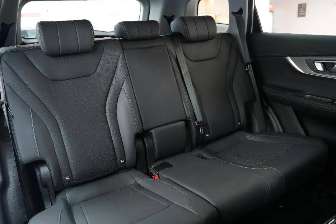 13萬級別,能買七座何必五座?奇瑞瑞虎8 PLUS冠軍版到店實拍