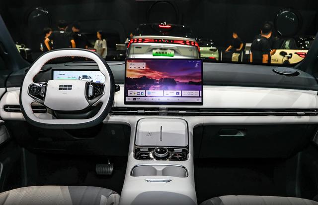 緊湊型SUV競爭激烈，銀河星艦7 EM-i還來湊熱鬧，能找到伯樂嗎？-有駕