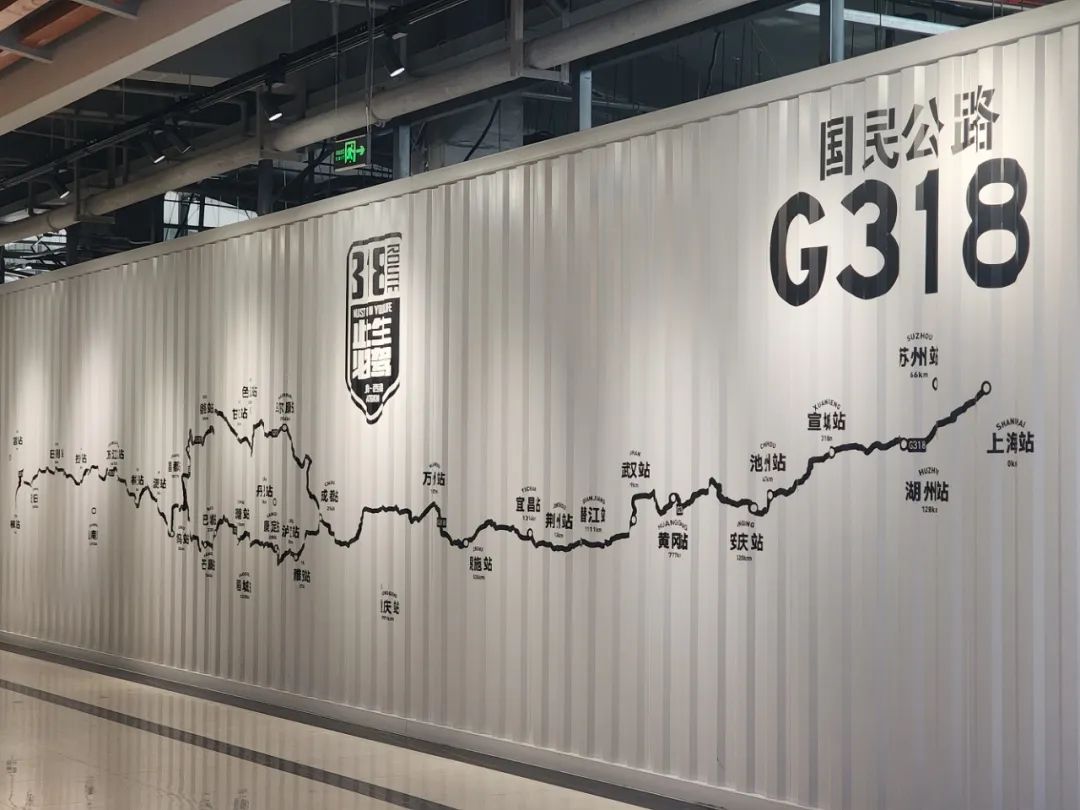 “中國人文景觀大道”的國道318,從充電樁“擠”上318