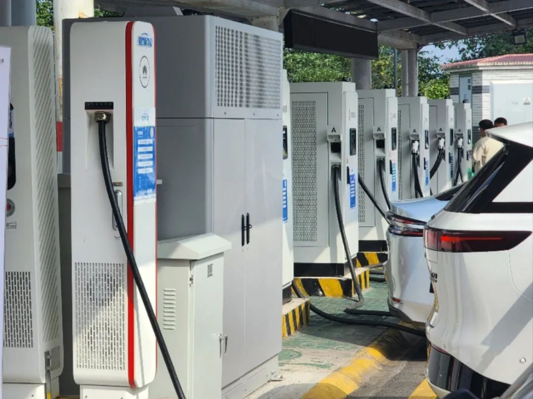 “中國人文景觀大道”的國道318,從充電樁“擠”上318