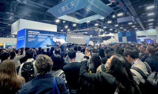 小鵬匯天“陸地航母”飛行汽車海外首秀,計(jì)劃2026年量產(chǎn)交付 小鵬匯天“陸地航母”飛行汽車海外首秀,計(jì)劃2026年量產(chǎn)交付