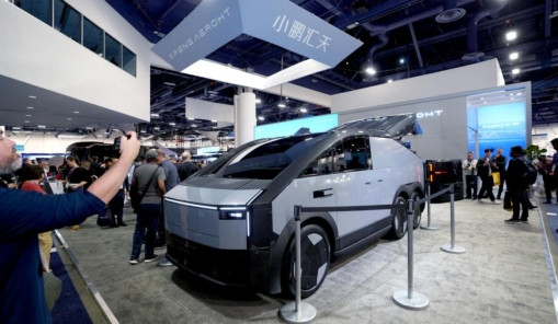 小鵬匯天“陸地航母”飛行汽車海外首秀,計(jì)劃2026年量產(chǎn)交付 小鵬匯天“陸地航母”飛行汽車海外首秀,計(jì)劃2026年量產(chǎn)交付