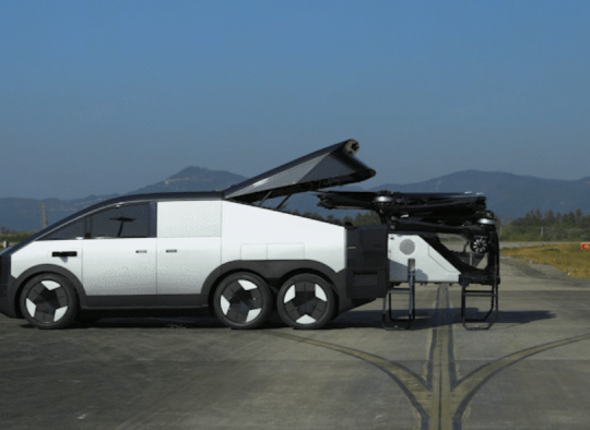 小鵬匯天“陸地航母”飛行汽車海外首秀,計(jì)劃2026年量產(chǎn)交付 小鵬匯天“陸地航母”飛行汽車海外首秀,計(jì)劃2026年量產(chǎn)交付