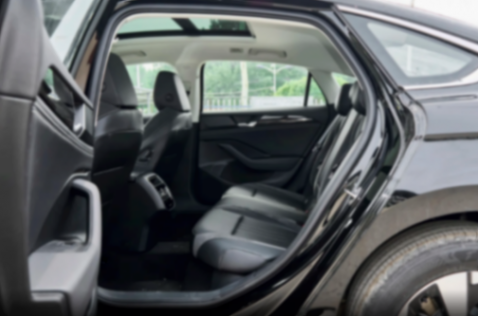 20萬預(yù)算買合資中型車,凱美瑞和邁騰,誰才是家用首選?