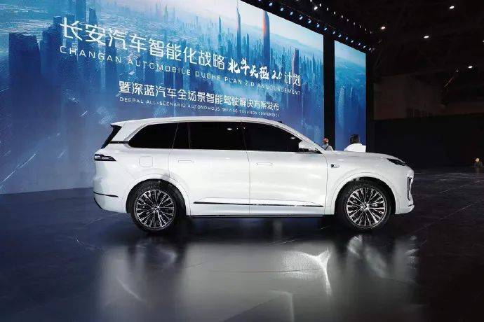 華為賦能的全尺寸SUV新貴,深藍S09發(fā)布,卻難逃“想里想氣”