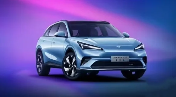 極狐全新阿爾法T5增程版10月14日預售,搭載寧德時代電池,純電續航 215km,綜合續航 1215km,SOC 30%-80% 快充時間 15 分鐘