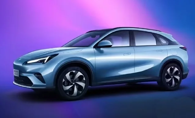 極狐全新阿爾法T5增程版10月14日預售,搭載寧德時代電池,純電續航 215km,綜合續航 1215km,SOC 30%-80% 快充時間 15 分鐘