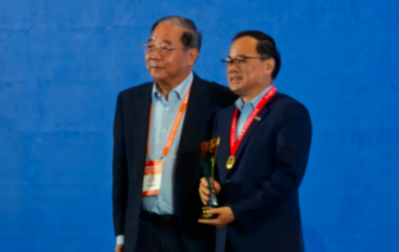 朱華榮榮獲2025汽車工業饒斌獎！